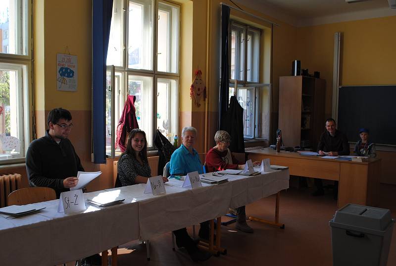 Do otevření volební místnosti v 7. volebním okrsku v Českém Krumlov zbývá pár minut.