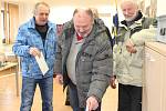 Velkou část voličů na Lipně představují lyžaři, kteří kvůli volbách nechtěli rušit víkend na horách, a tak si vyřídili voličské průkazy.