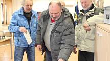 Velkou část voličů na Lipně představují lyžaři, kteří kvůli volbách nechtěli rušit víkend na horách, a tak si vyřídili voličské průkazy.