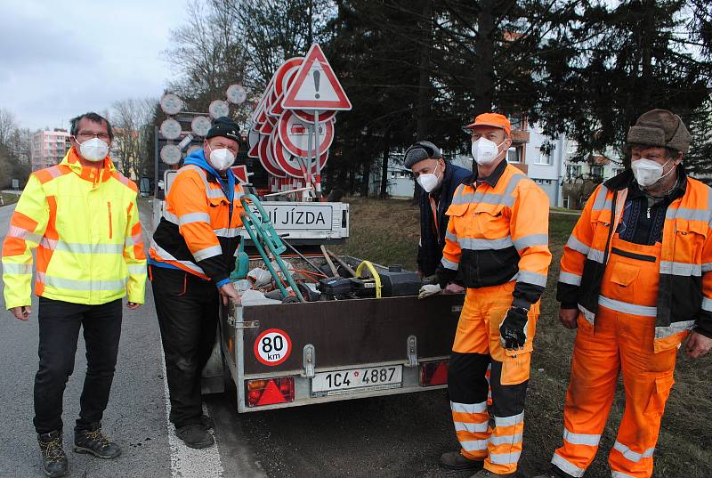 Doslova pár minut trvalo zalátání výtluku na E55 v Kaplici studenou balenou směsí. Větší opravy začnou, až se před létem rozjedou obalovny.