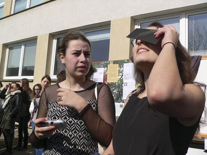 Lidé se zaujetím sledovali částečné zatmění slunce před českokrumlovským gymnáziem. 