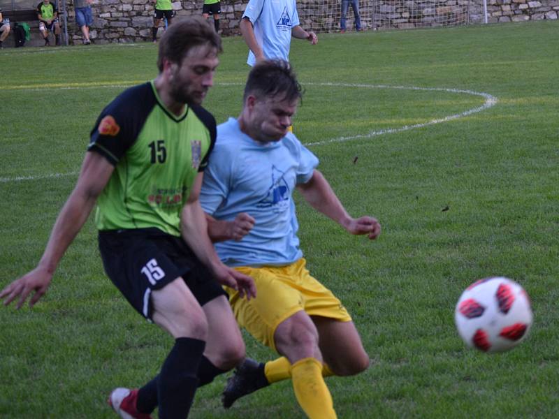 Oblastní I.B třída (skupina A) - 5. kolo (4. hrané): SK Zlatá Koruna (modré dresy) - FC Velešín 1:6 (0:3).