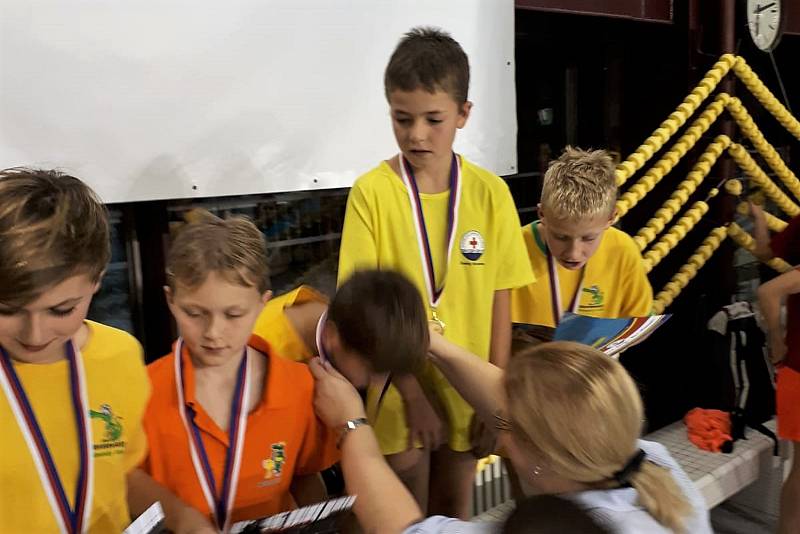 Tři zlaté medaile přivezli mladí krumlovští vodní záchranáři ze závodů v pražské Hostivaři.
