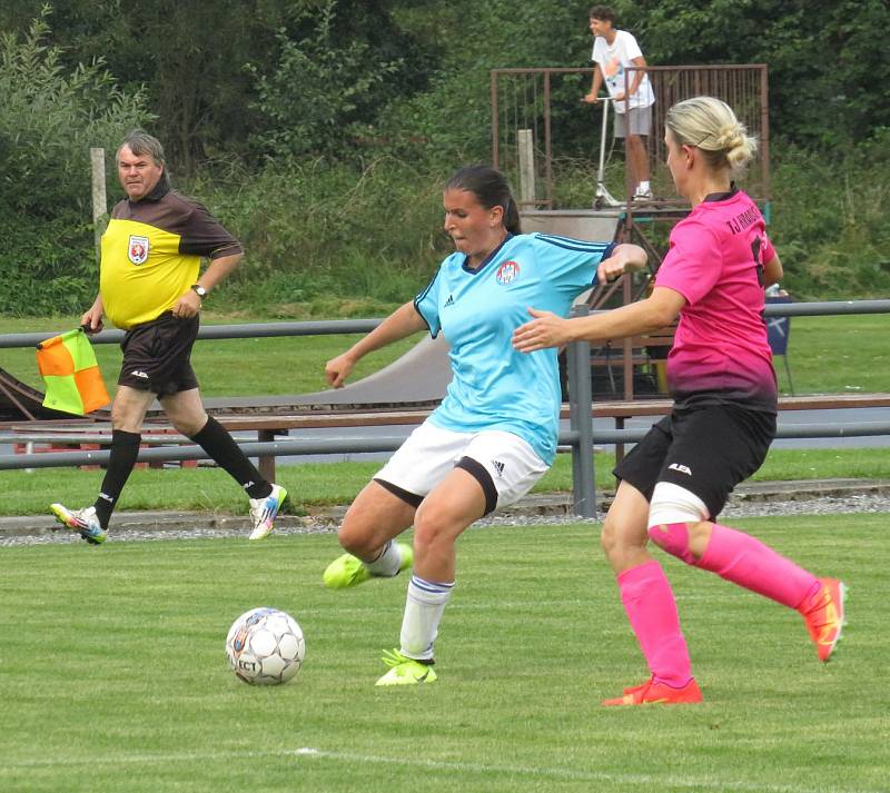 Kaplické fotbalistky (v modrobílém) ve třetím kole divize deklasovaly Hradiště 9:1.