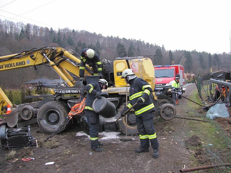 Bagr se uvolnil a skončil v zahradnictví.