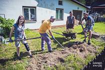 Mladí lidé od pondělka pomáhají jiným  v okolí Benešova nad Černou.