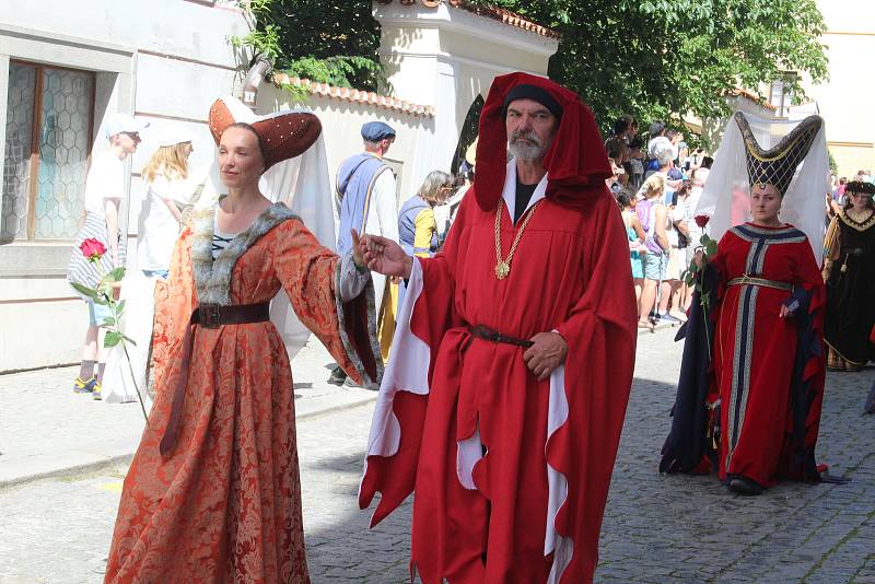 K jedněm z vrcholů Slavností pětilisté růže v Českém Krumlově patřil tradičně sobotní hlavní kostýmovaný průvod ulicemi města.