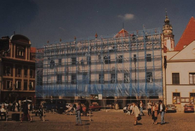 Český Krumlov v roce 1995. Stavebně-památkářský průzkum průčelí radnice na náměstí.