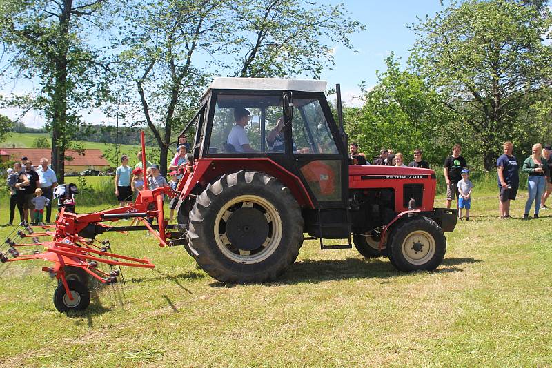 První traktoriáda ve Chmelné se skvěle vydařila. K vidění bylo plno traktorů a obdivovalo je mnoho návštěvníků.