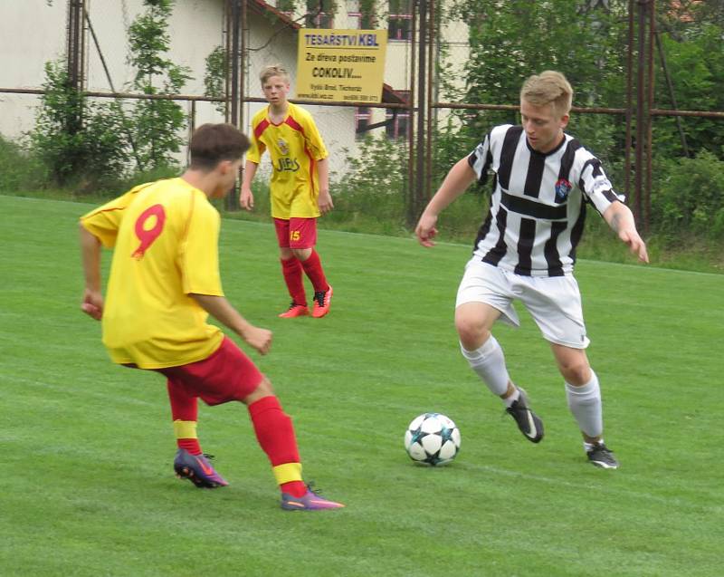 Oblastní I.A třída dorostu – 24. kolo: Spartak Kaplice / Dynamo Vyšší Brod (bíločerné dresy) – Sokol Kamenný Újezd / FC Velešín 19:0 (9:0).