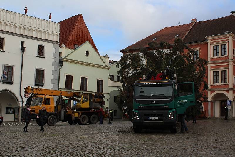 Pokus číslo jedna. Instalace vánočního stromu v pondělí na českokrumlovském náměstí.