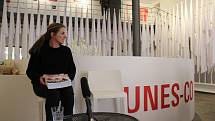 Kateřina Šedá představila v Egon Schiele Art Centru knihu UNES-CO aneb Divadýlko pro turisty.