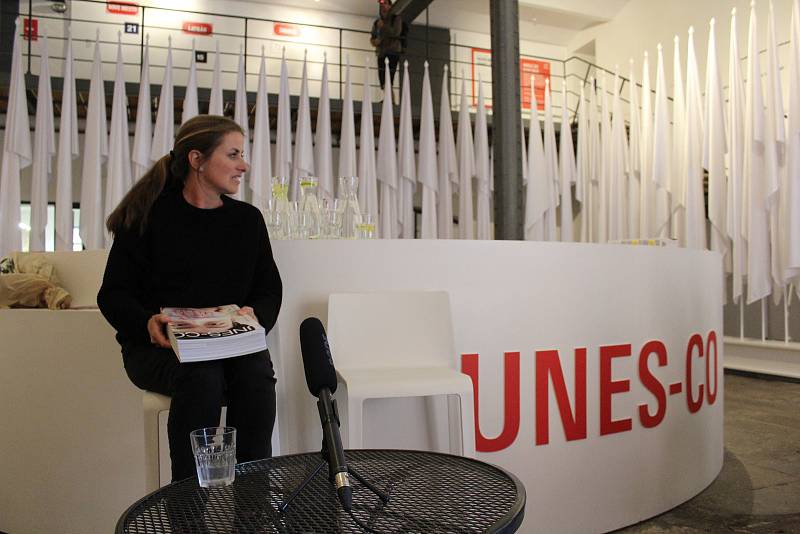 Kateřina Šedá v Egon Schiele Art Centrum představila knihu UNES-CO aneb Divadýlko pro turisty, která vzešla z jejího dvouletého krumlovského projektu.