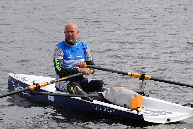 Veslaři Radek Šťovíček, Václav Chalupa, Pavel Malinský, Vítězslav Huja a Rudolf Baran, a s nimi na kole Petr Kováč, vyrazili na poutní plavbu Po stopách vltavských plavců.