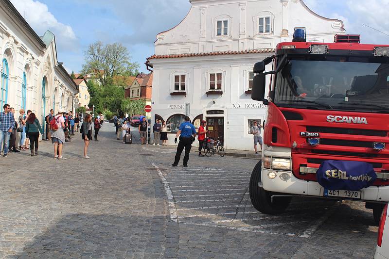 Hasiči zasahují u požáru penzionu Myší díra v Českém Krumlově.