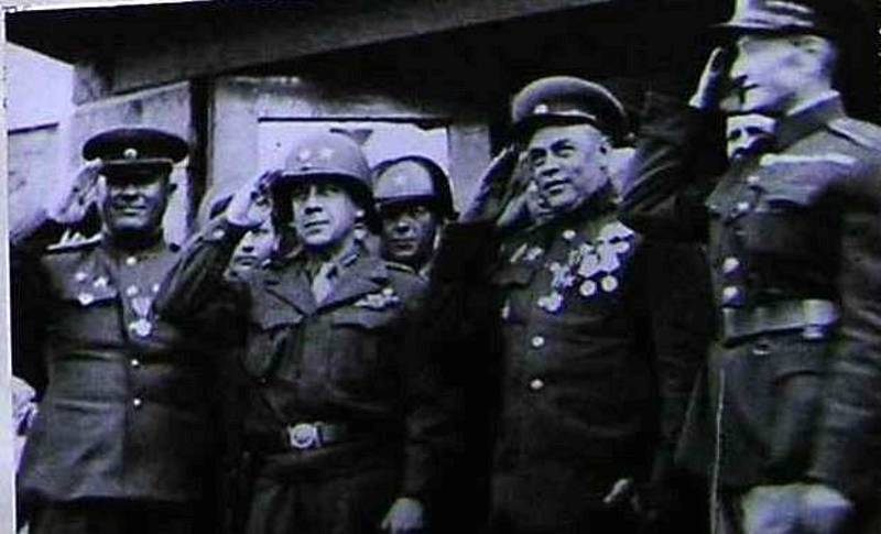 Setkání spojenců v Kamenném Újezdu. Generál Vasilij Danilovič Sokolovskij, generál Willard Stuart Paul, generál Andrej Stankjevič Kovtun a plukovník František Vávra.
