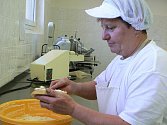 Marie Škodová, která v besednické výrobně lahůdek pracuje už čtyři roky, má přípravu chlebíčků takzvaně v malíku. Jeden chlebíček svýma rukama vykouzlí za pár sekund.