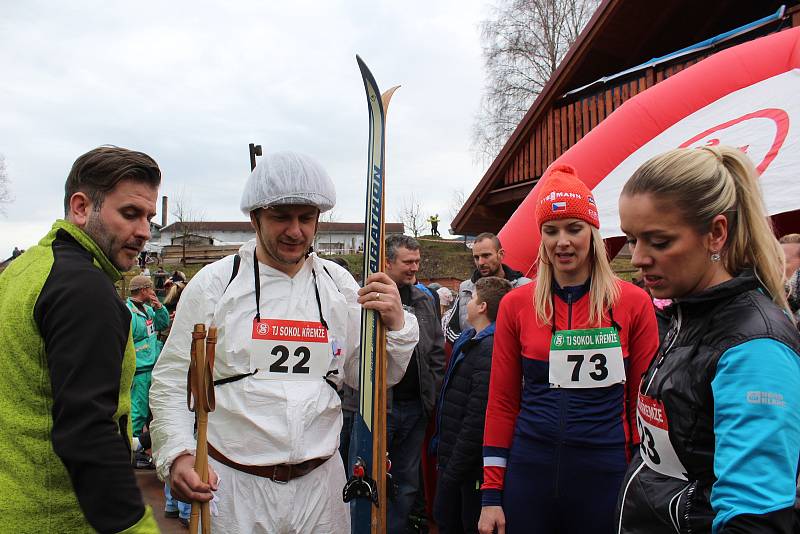 Kolem šedesáti závodníků téměř všeho věku startovalo v sobotním Chlumském biatlonu Na Cihelně. Recesistický závod bez sněhu  tradičně přilákal spousty diváků a fanoušků.