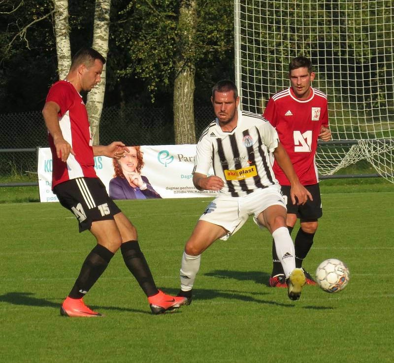 Fotbalisté kaplického béčka (v bíločerném) porazili Křemži hladce 5:0 a vystřídali ji na čele okresního přeboru.