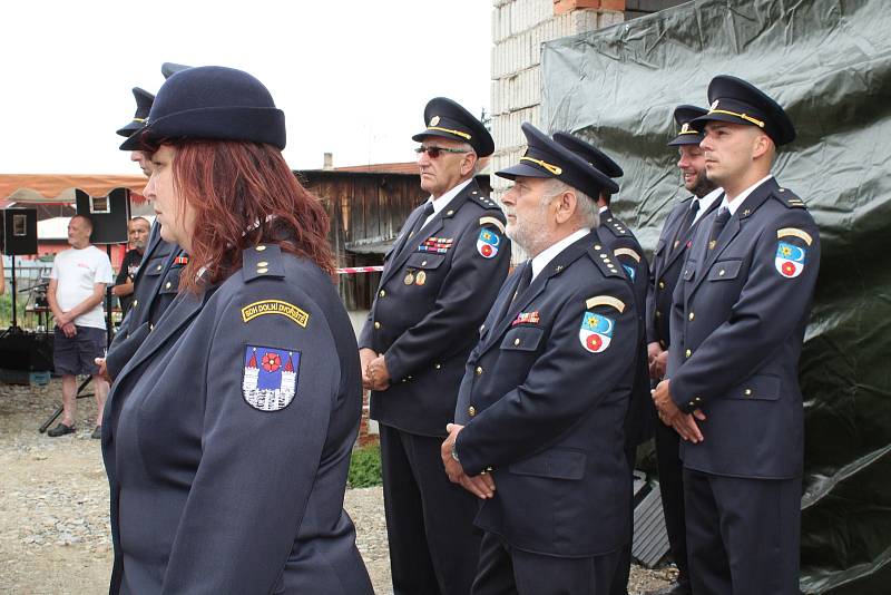 Novou zbrojnici si mohli v sobotu po otevření všichni zájemci prohlédnout. U slavnostní příležitosti byli oceněni zasloužilí členové SDH Dolní Dvořiště.