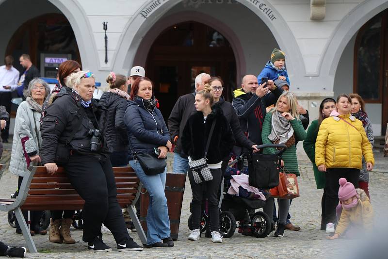 Kostýmovaný historický průvod v Českém Krumlově k ukončení zámecké sezony prošel v sobotu po obědě městem.