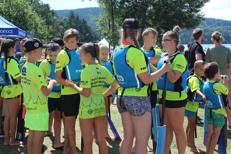 Lipno Sport Fest 2020 vyvrcholil závodem dračích lodí.