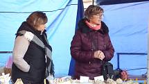 Adventní charitativní trh ve Velešíně, průvod andělů a rozsvícení vánočního stromu.