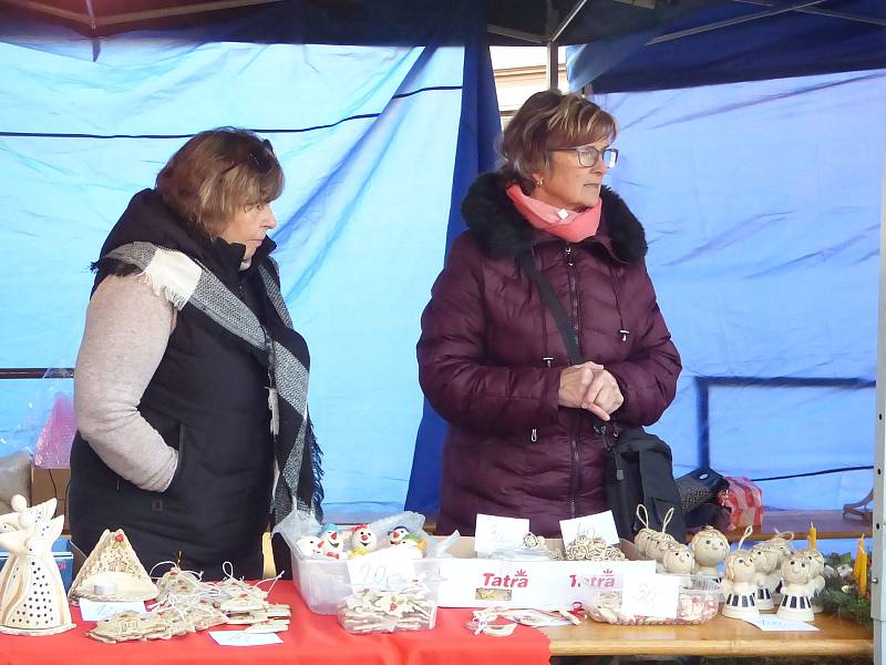 Adventní charitativní trh ve Velešíně, průvod andělů a rozsvícení vánočního stromu.