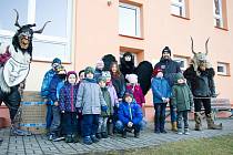 Krampusáci z Velkých Skalin darovali škole a školce v Rožmitále na Šumavě finanční příspěvek.
