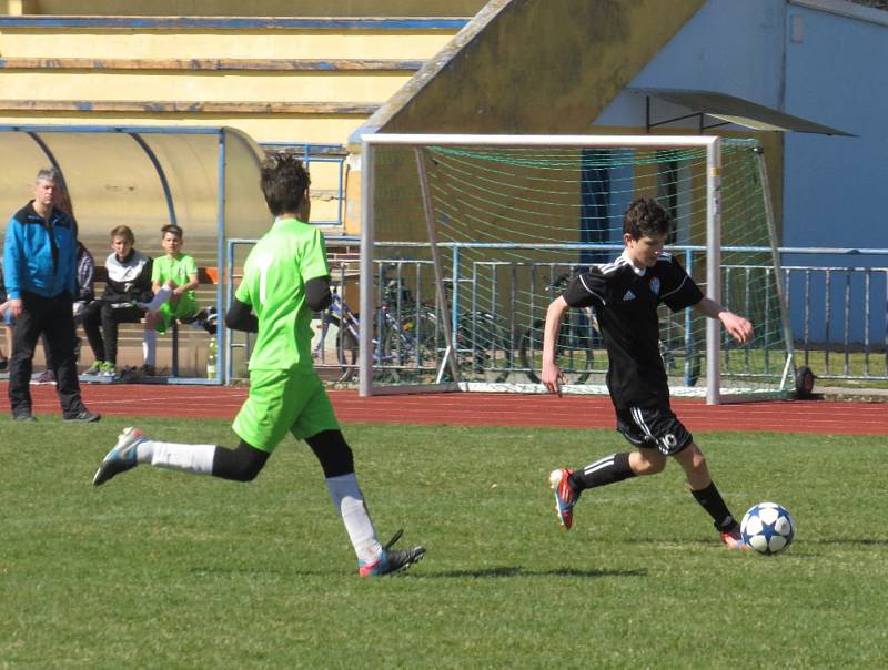 I.A třída starší žáci – 12. kolo: Lokomotiva Veselí nad Lužnicí (zelené dresy) – Spartak Kaplice 0:5 (0:2).