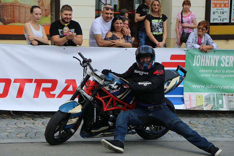 Grand Prix Kaplice otevřel motocyklový kaskadér Martin Krátký který předvedl své mistrovství v sedle Yamahy a MZ.