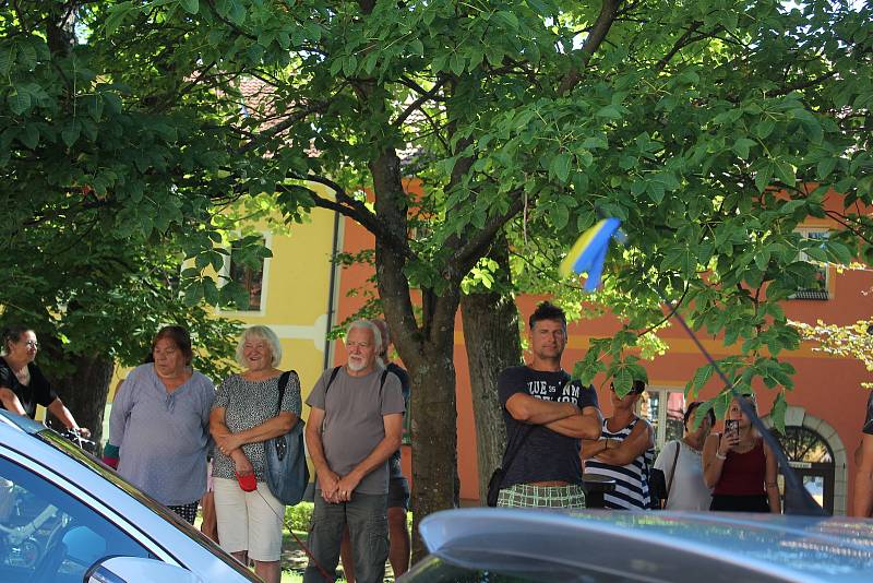 Mítink Andreje Babiše ve Frymburku čelil hlasitému protestu svých odpůrců