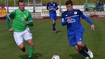 Divize A - 13. kolo: FK Slavoj Český Krumlov (zelené dresy) - FC Slávia Karlovy Vary 0:6 (0:2).