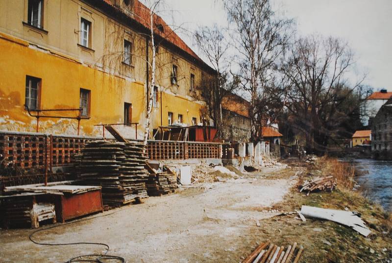 Český Krumlov v roce 1998. Vltavská náplavka.