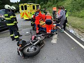 U hráze na Lipně se srazilo auto s motorkou, pro zraněného motorkáře přiletěl vrtulník.