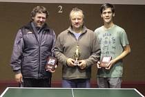 Trojlístek nejlepších hráčů okresního přeboru 2013 ve dvouhře – zleva: stříbrný Josef Kamera, vítězný Josef Strapek (oba Přídolí) a bronzový Jakub Grznárik (Velešín).