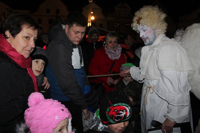 Děti na krumlovském náměstí zažili nevídané. Tanec s pekelníky.