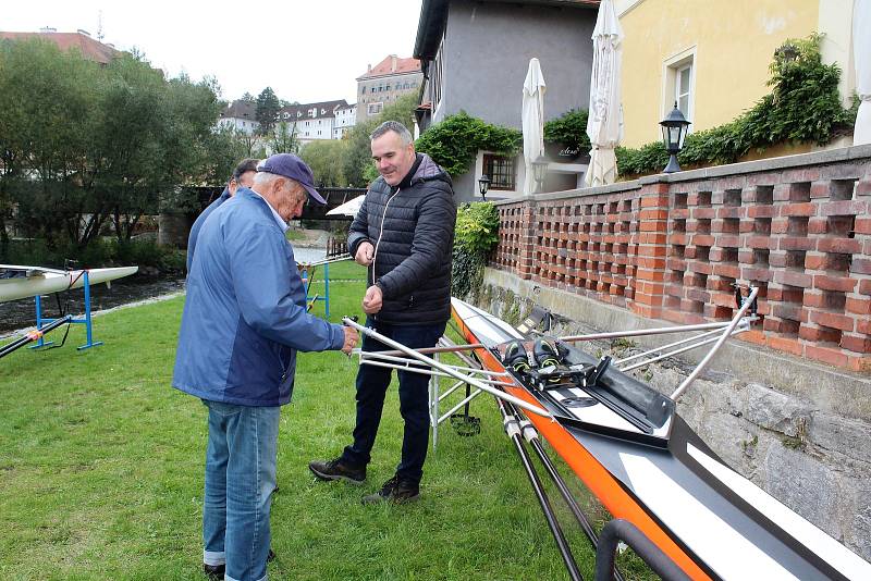 Přehlídka závodních skifů se slavnou minulostí u Vltavy v Českém Krumlově na závěr voroplavecké sezony.