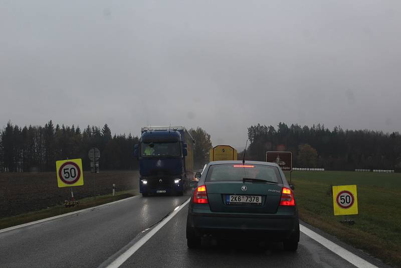 V úseku silnice E55 mezi Hubenovem a Kaplicí je vyfrézovaný kus povrchu vozovky.