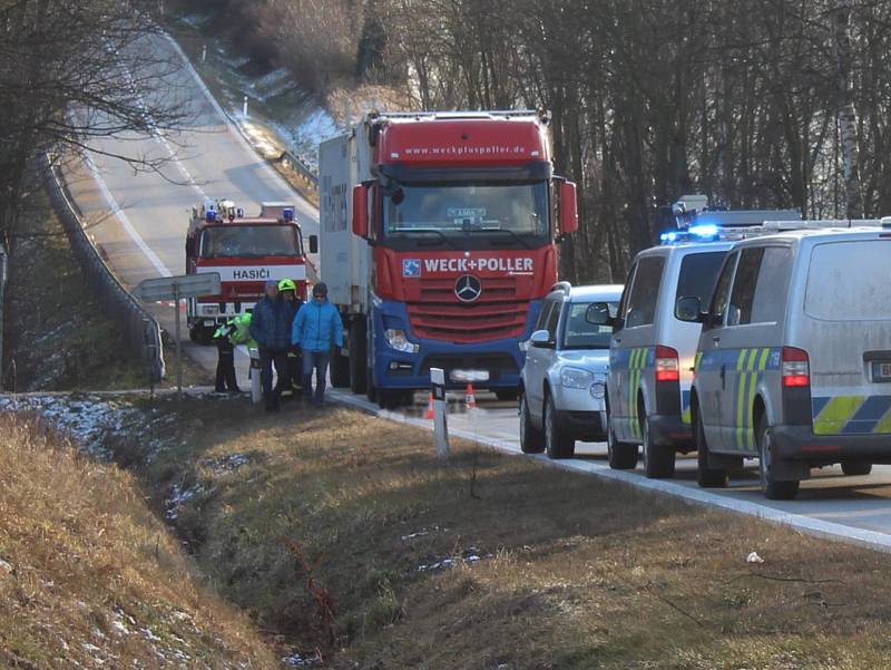 Tragická dopravní nehoda se stala v pátek odpoledne na přeložce E 55 u vjezdu do Velešína.