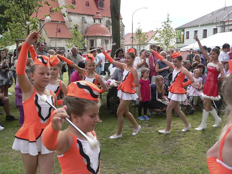 Chvalšinská pouť. Vystoupení mažoretek z českokrumlovského DDM.