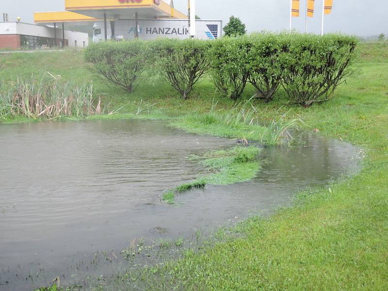 Hasiči SDH Dolní Dvořiště čerpali vodu z rybníčku u kasina, protože voda z něho se vylévala na vozovku.