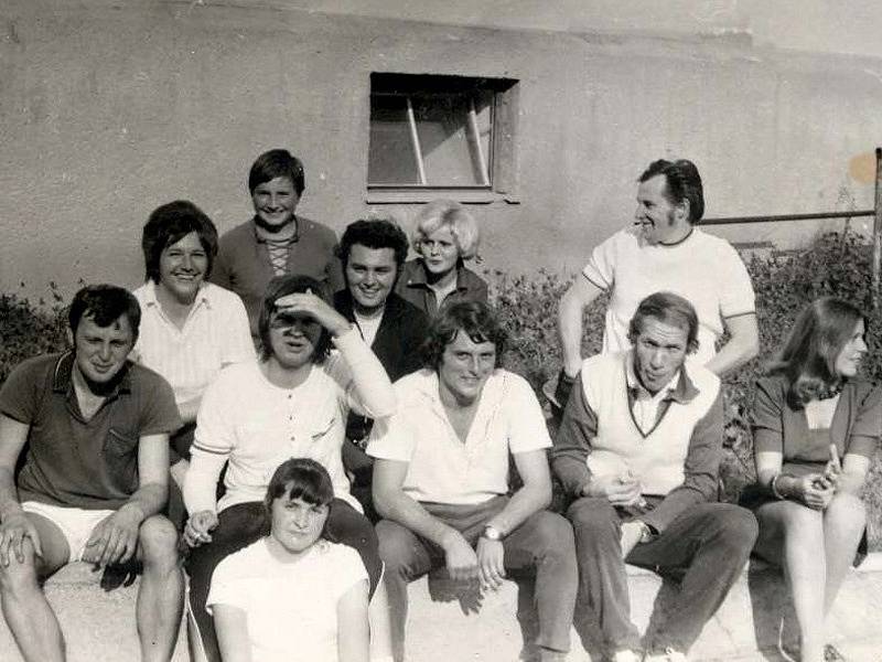Z prvního přátelského utkání ve Chvalšinách (rok 1974).
