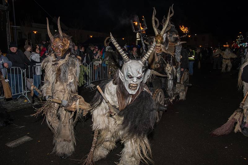 Diváci se během Krampus show v Kaplici náramně bavili.