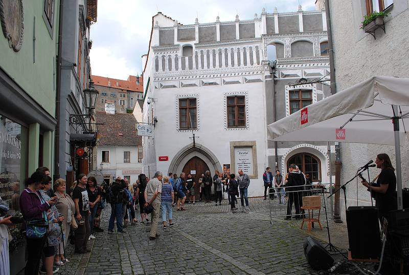 Soukenická žije! Český Krumlov slaví slunovrat.