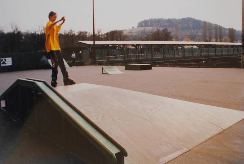 Český Krumlov v roce 1999. Skateboardové hřiště ve Fialkové ulici.