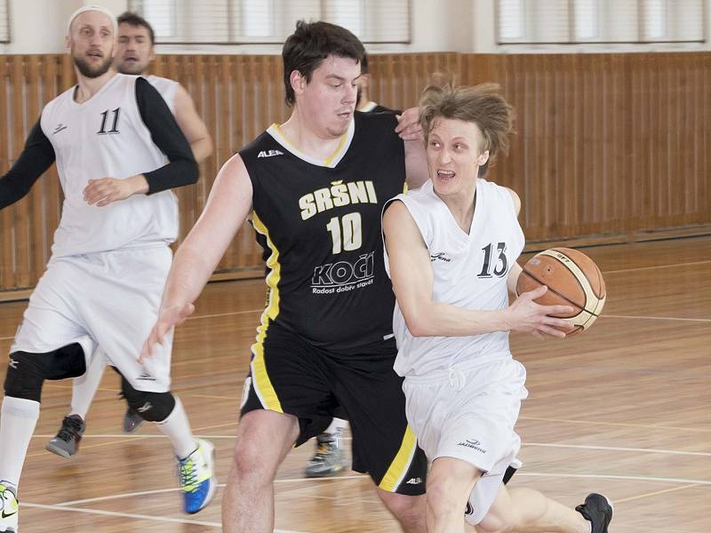 Kaplický rozehrávač Pavel Míšek (s míčem) rozhodl duel s céčkem píseckých sršňů šest vteřin před koncem dvěma úspěšnými trestnými hody.