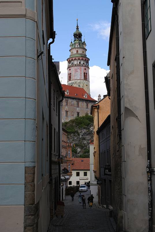 Ulice Českého Krumlova pomalu, ale jistě ožívají.