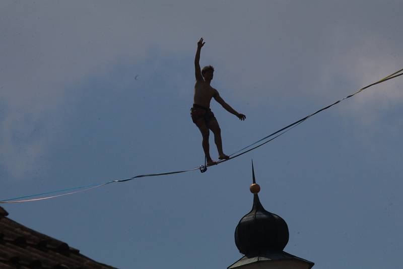 Novodobí provazochodci. V Krumlově se koná Festival highlinerů a slacklinerů.