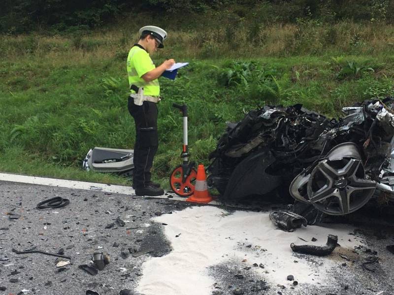 U Rožmberka nad Vltavou došlo ke smrtelné nehodě. Srazilo se osobní a nákladní auto.